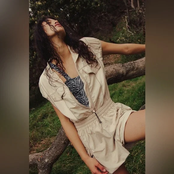 FREE PEOPLE “Grassroots Shortsie” Beige Zip-Up Romper Medium NWT - Picture 6 of 16